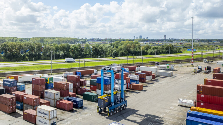 Kalmar Hybrid Straddle Carriers at Rotterdam Shortsea Terminal